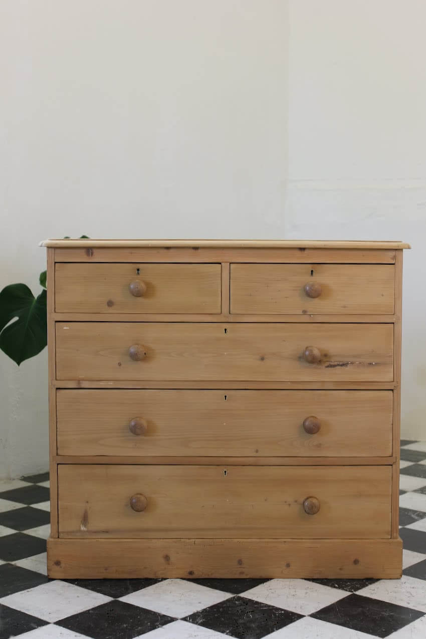 arge restored victorian pine chest of drawers with wooden knobs, five graduating drawers & sits on large plinth at the base. 