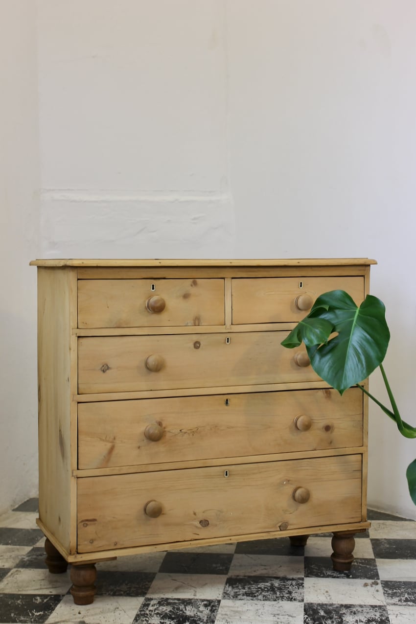 pretty english stripped & restored honey coloured pine chest of drawers with original turned knobs and darker turned feet.