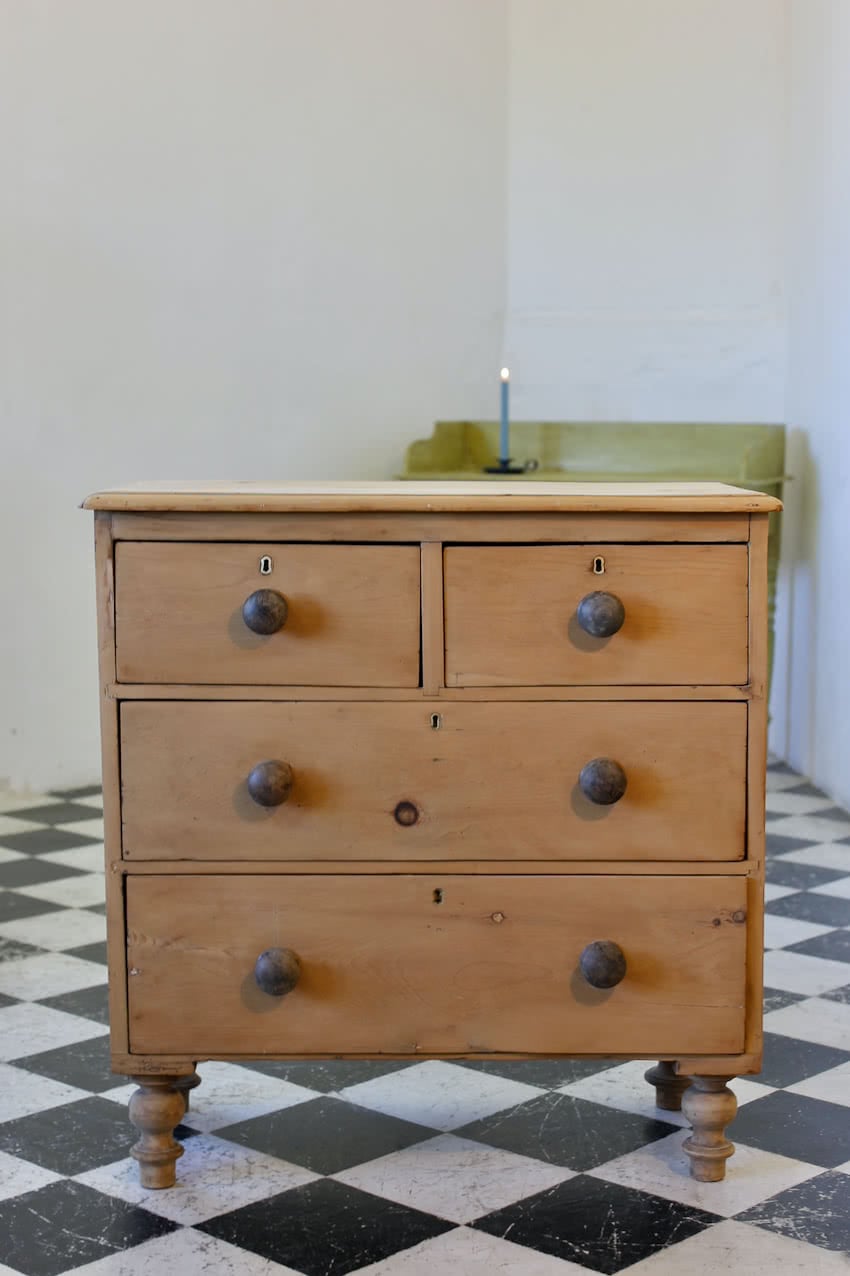 pretty classically shaped victorian pine chest, contrasting wooden knobs & original turned feet, old repair on the bottom drawer.