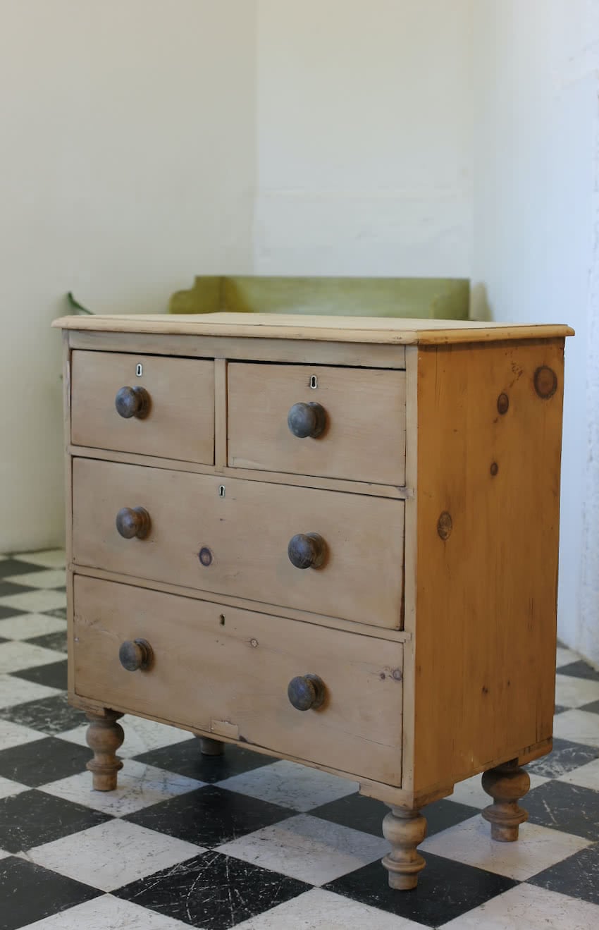 pretty classically shaped victorian pine chest, contrasting wooden knobs & original turned feet, old repair on the bottom drawer.