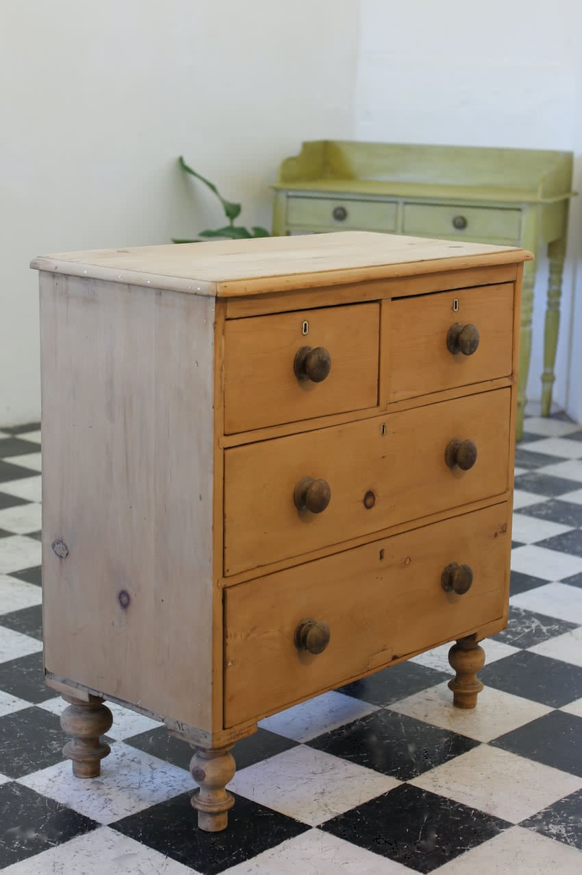 pretty classically shaped victorian pine chest, contrasting wooden knobs & original turned feet, old repair on the bottom drawer.