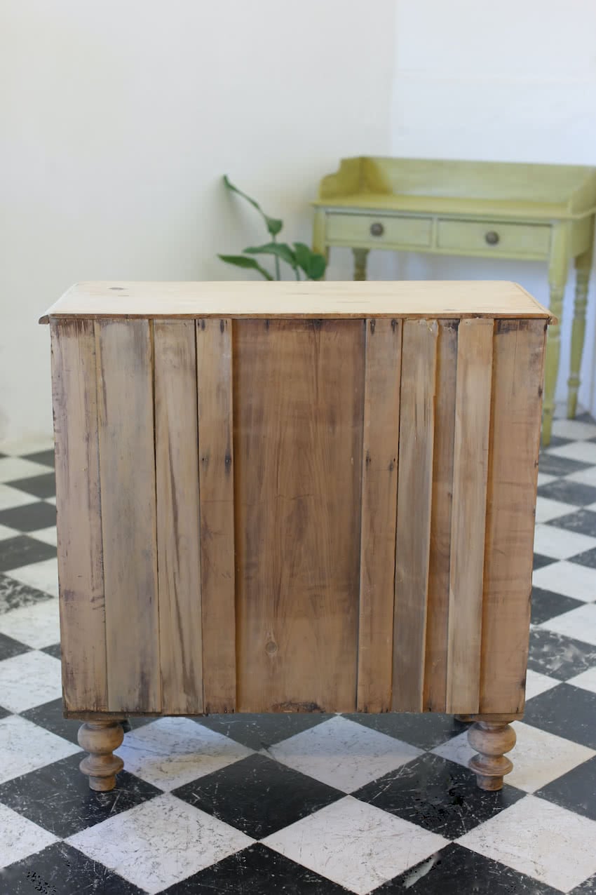 pretty classically shaped victorian pine chest, contrasting wooden knobs & original turned feet, old repair on the bottom drawer.