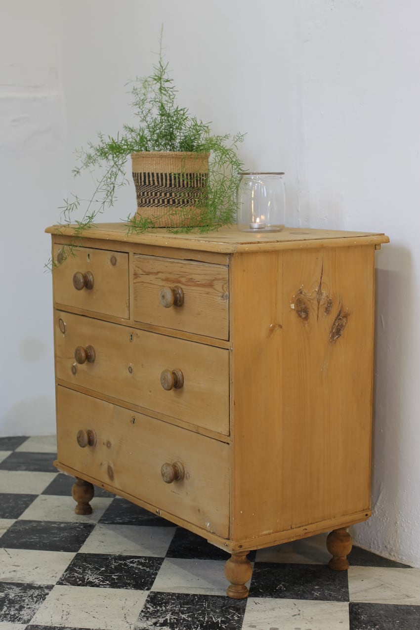 cute rustic looking classically shaped restored stripped pine victorian chest of drawers with original knobs and feet.