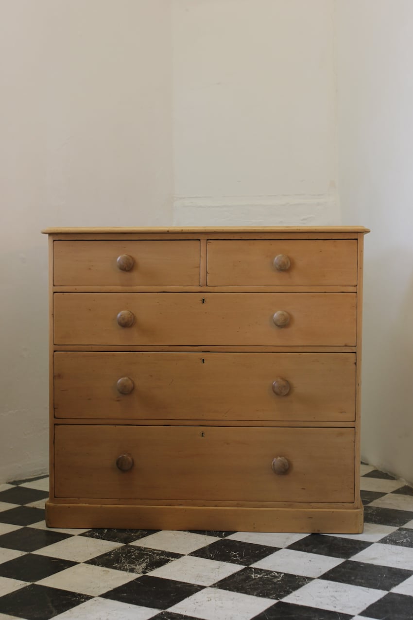 early large restored english pine chest of drawers with lovely fine pine without knots, original large wooden knobs & a rounded plinth at the base. 