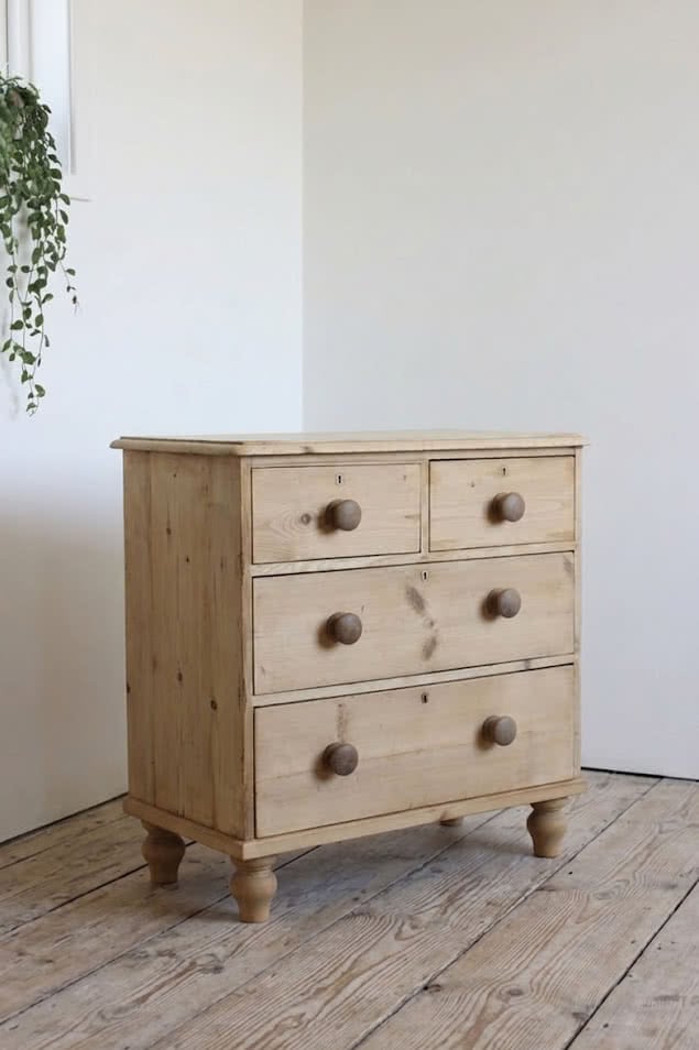 restored fine pine blonde victorian large chest of drawers with original wooden knobs and new turned tulip shaped feet.classic restored victorian pine four drawer chest with wooden knobs and new turned feet