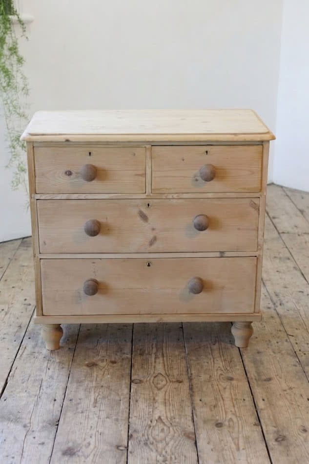 restored fine pine blonde victorian large chest of drawers with original wooden knobs and new turned tulip shaped feet.classic restored victorian pine four drawer chest with wooden knobs and new turned feet