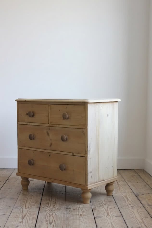 restored fine pine blonde victorian large chest of drawers with original wooden knobs and new turned tulip shaped feet.classic restored victorian pine four drawer chest with wooden knobs and new turned feet