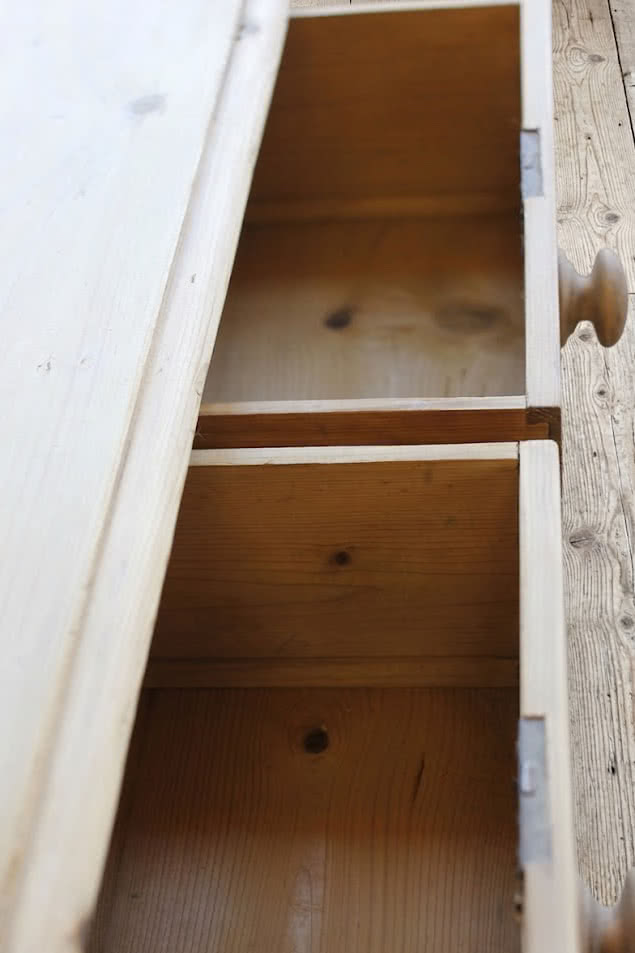 restored fine pine blonde victorian large chest of drawers with original wooden knobs and new turned tulip shaped feet.classic restored victorian pine four drawer chest with wooden knobs and new turned feet