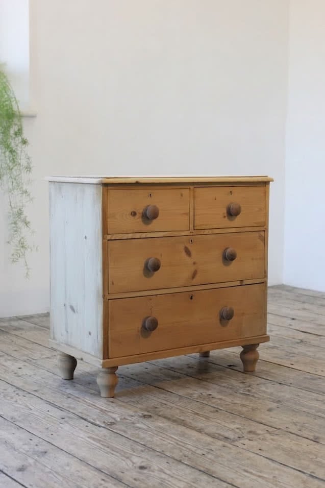 restored fine pine blonde victorian large chest of drawers with original wooden knobs and new turned tulip shaped feet.classic restored victorian pine four drawer chest with wooden knobs and new turned feet