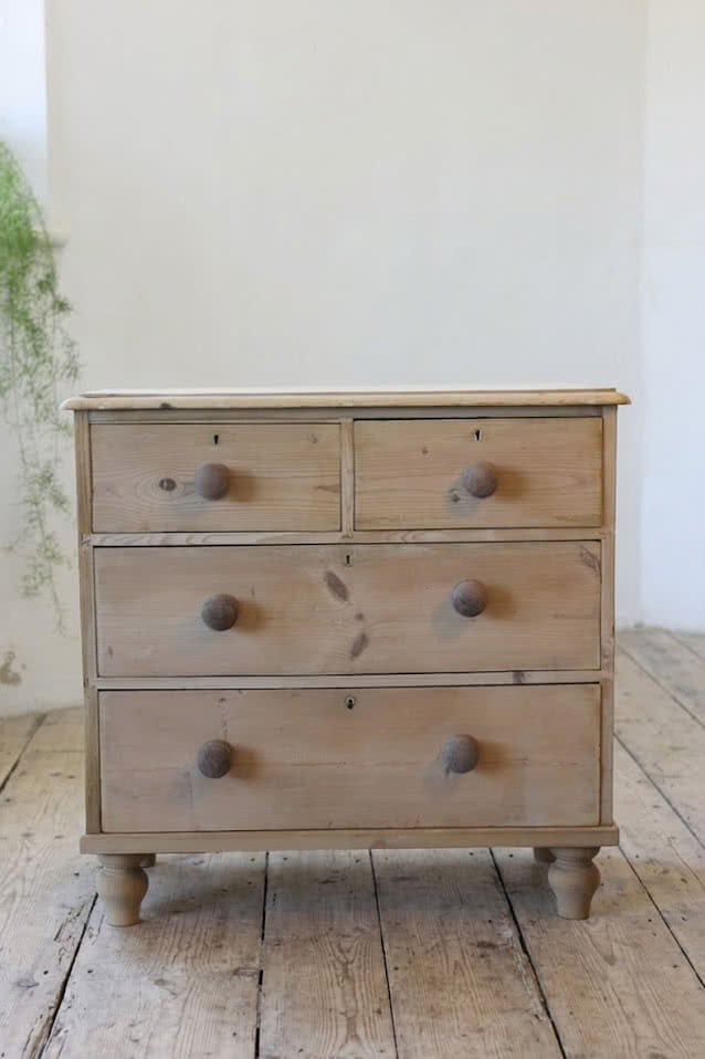 restored fine pine blonde victorian large chest of drawers with original wooden knobs and new turned tulip shaped feet.classic restored victorian pine four drawer chest with wooden knobs and new turned feet
