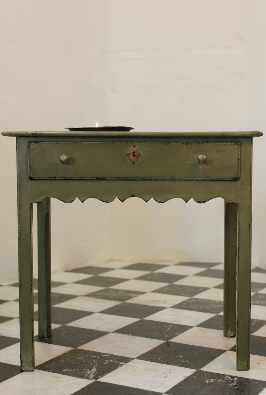 pretty georgian table with one long drawer, brass knobs and brass keyplane, the drawer has painted interior.