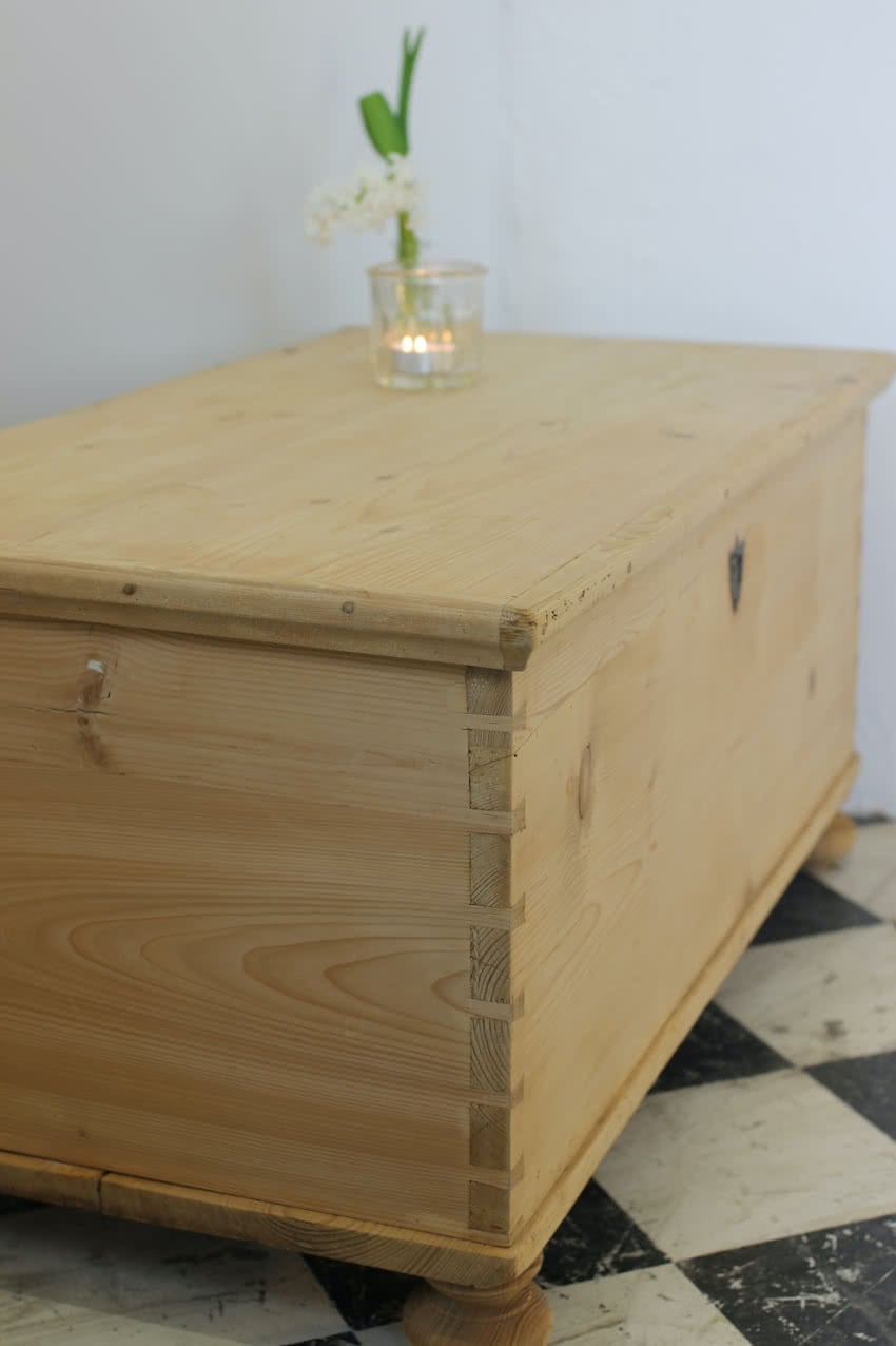 ovely stripped and restored pine blanket box with turned feet, large key plate & very clean and left with a dry finsh