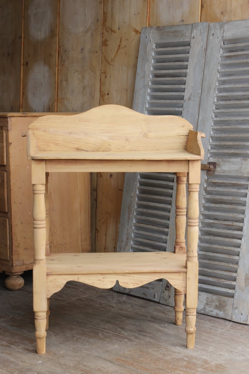 gorgeous fine antique pine chest with five graduating drawers, wooden knobs and new turned feet======================================--