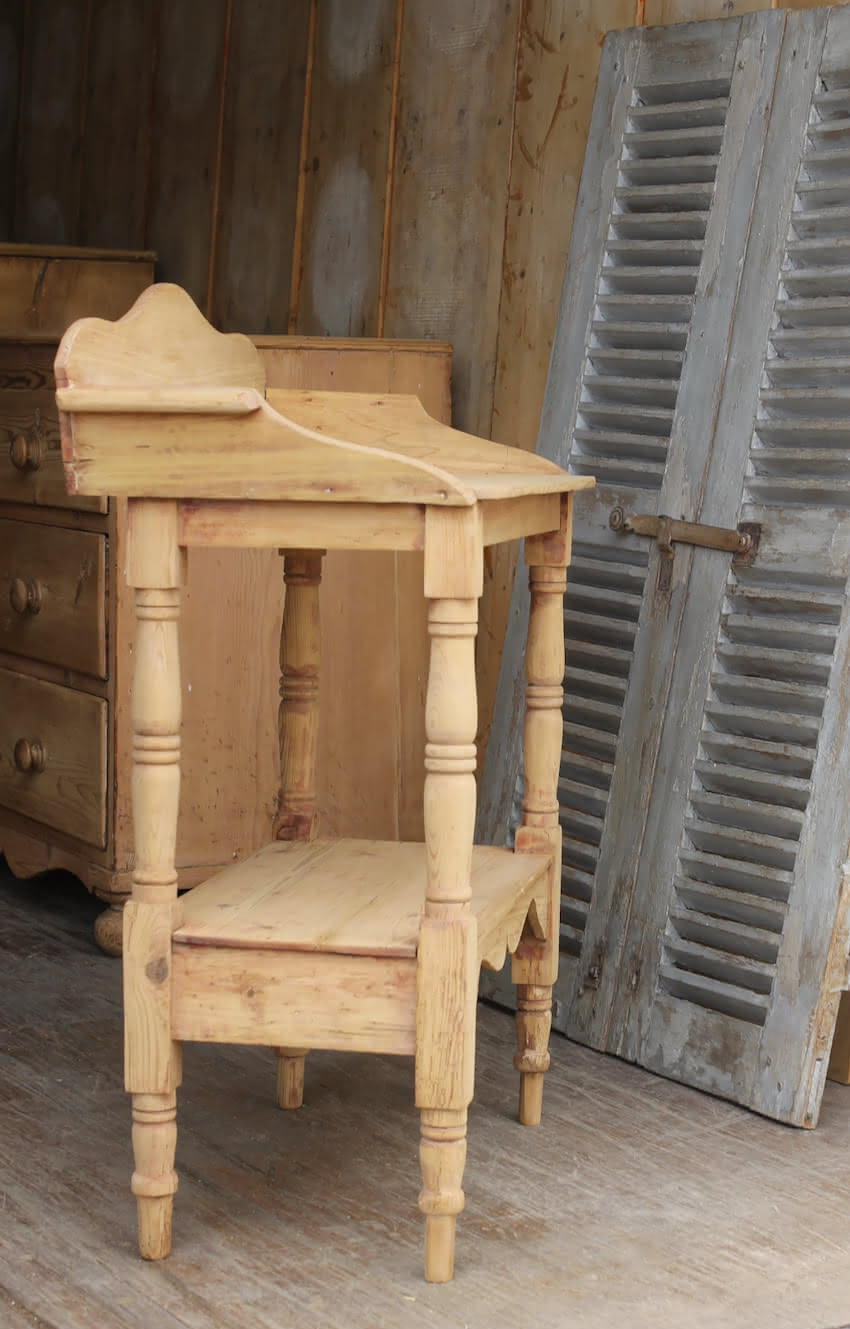 gorgeous fine antique pine chest with five graduating drawers, wooden knobs and new turned feet.