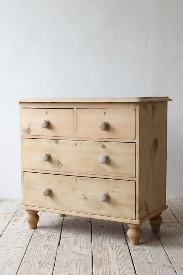pretty english chest 2.jpeg