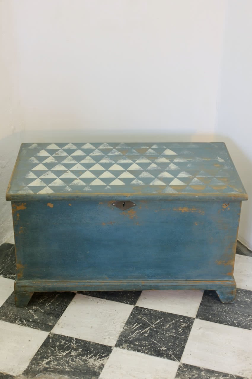 very pretty english pine linen chest with painted geometric top, the chest has original hinges & handles & sits on pretty shaped feet.