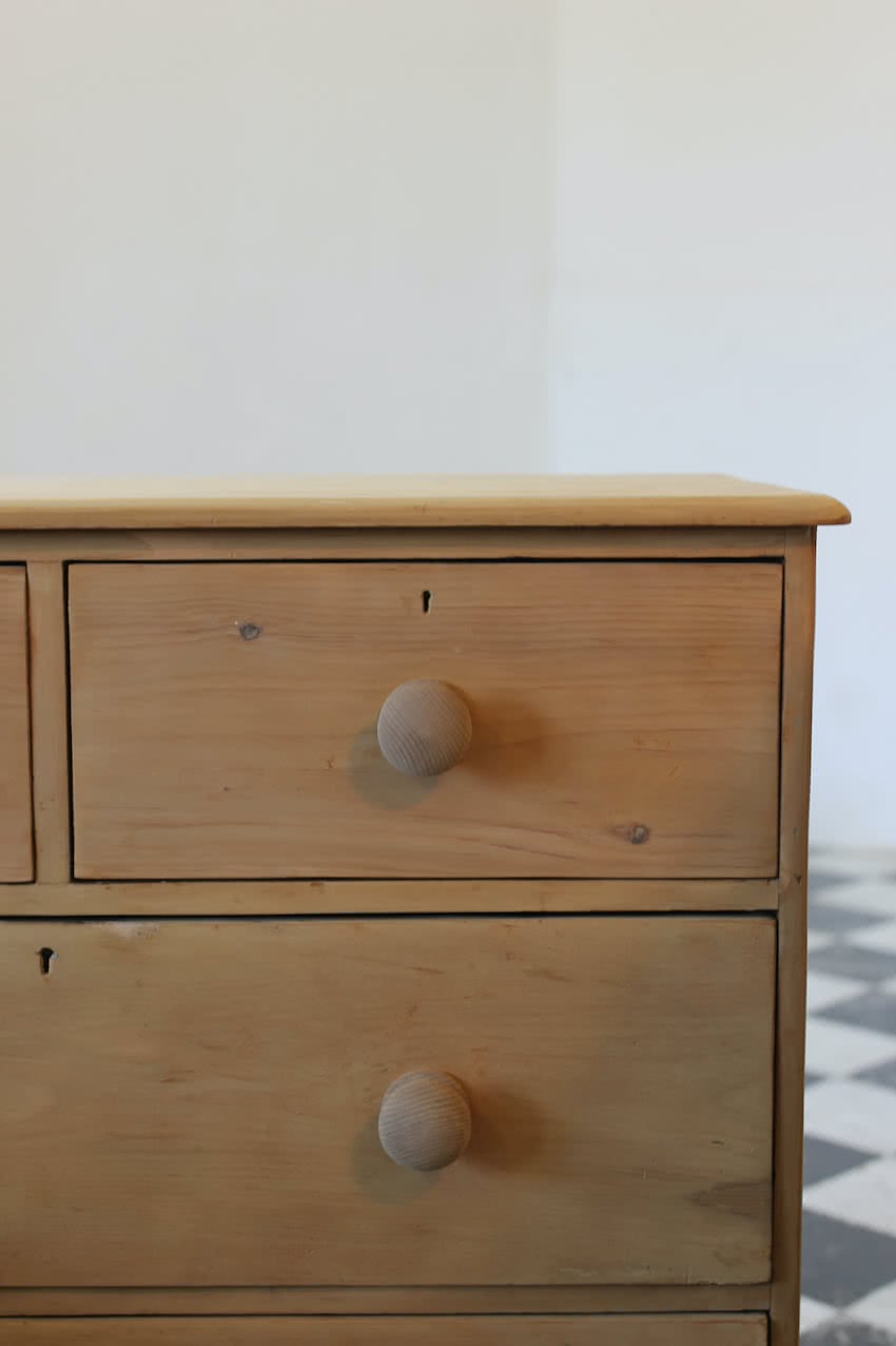 lovely clean looking restored victorian pine chest with fairly large drawers, six wooden knobs & deep plinth.