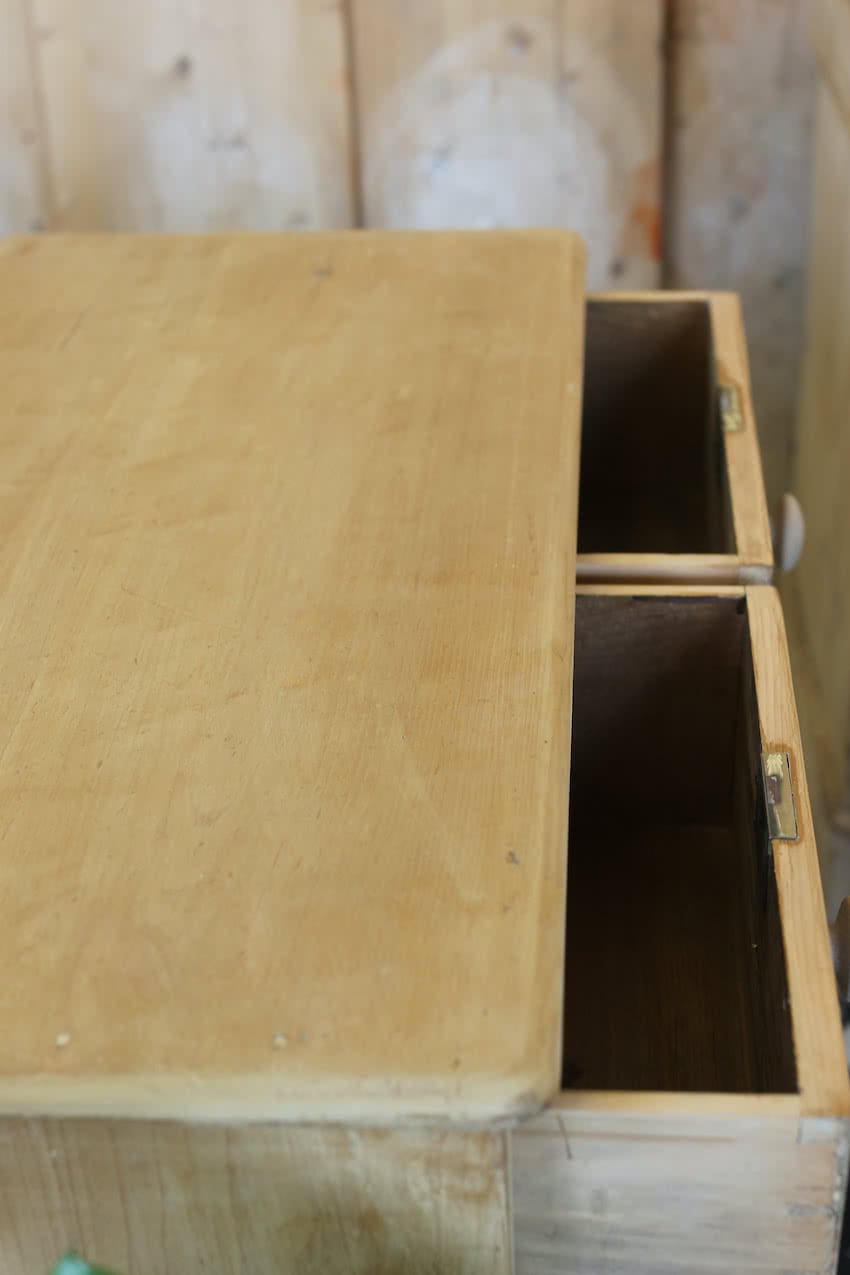 lovely clean looking restored victorian pine chest with fairly large drawers, six wooden knobs & deep plinth.