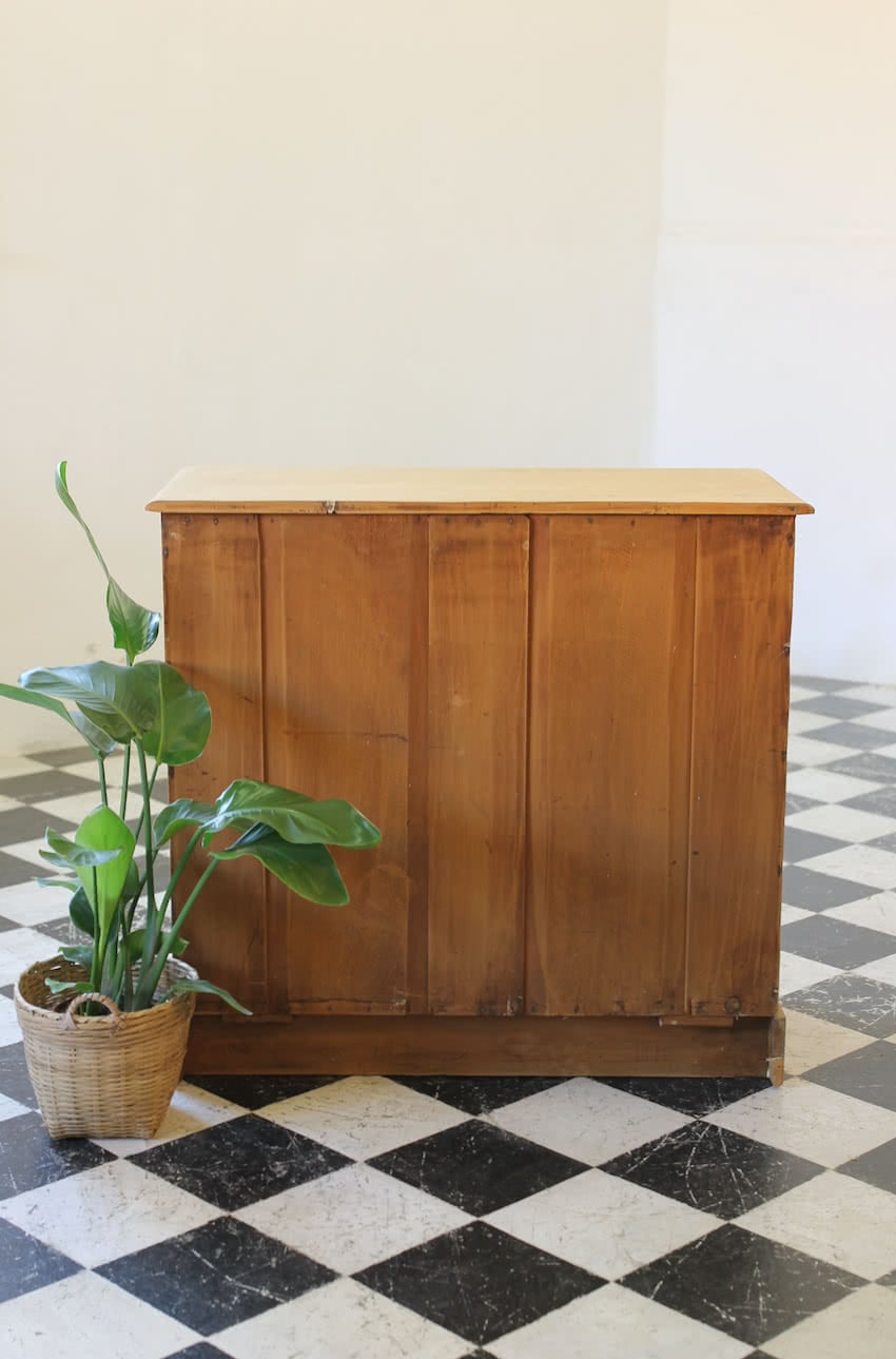 lovely clean looking restored victorian pine chest with fairly large drawers, six wooden knobs & deep plinth.