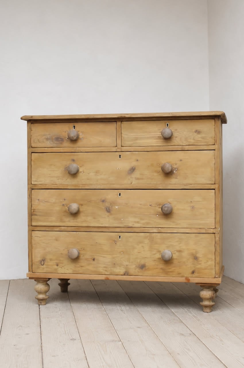classically shaped victorian chest of drawers with five graduating drawers original knobs and super pretty turned feet..