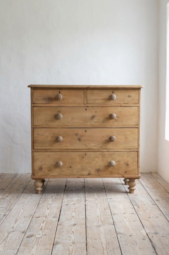 classically shaped victorian chest of drawers with five graduating drawers original knobs and super pretty turned feet..