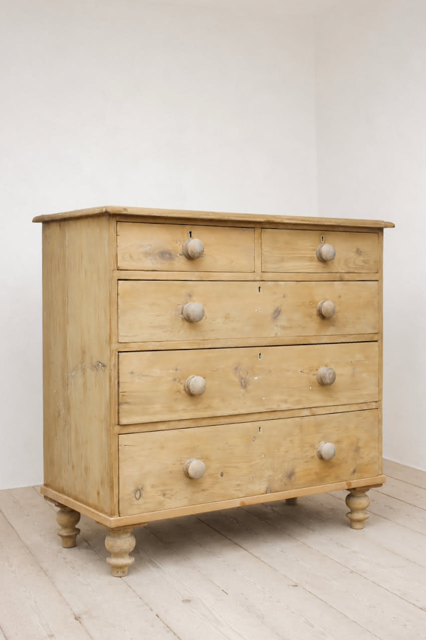 classically shaped victorian chest of drawers with five graduating drawers original knobs and super pretty turned feet..