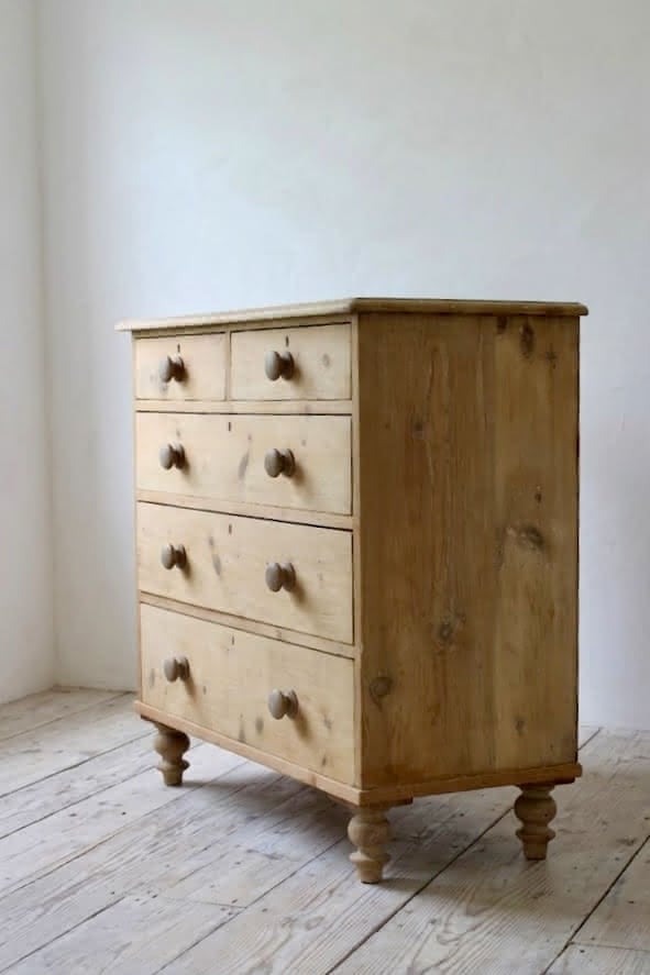 classically shaped victorian chest of drawers with five graduating drawers original knobs and super pretty turned feet..