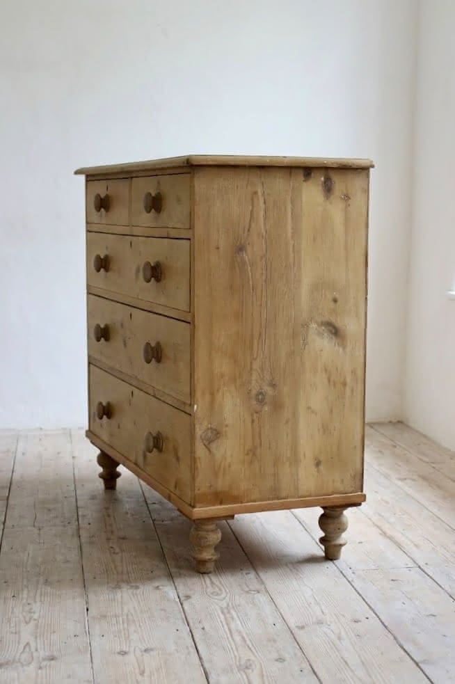 classically shaped victorian chest of drawers with five graduating drawers original knobs and super pretty turned feet..