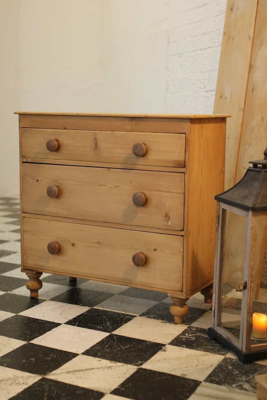 pretty rustic looking restored victorian pine chest with three graduating drawers, contrasting knobs & original turned feet.