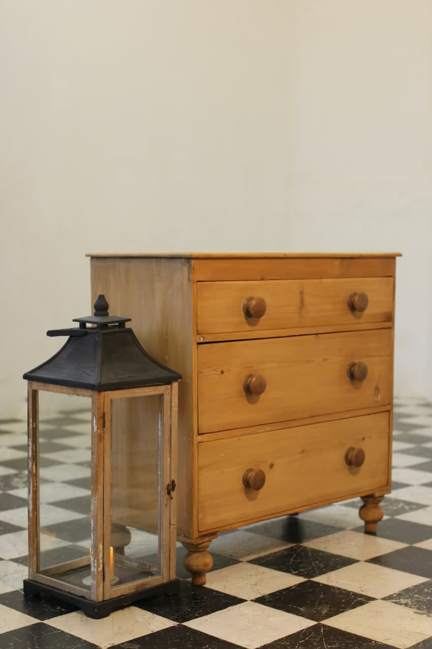 pretty rustic looking restored victorian pine chest with three graduating drawers, contrasting knobs & original turned feet.