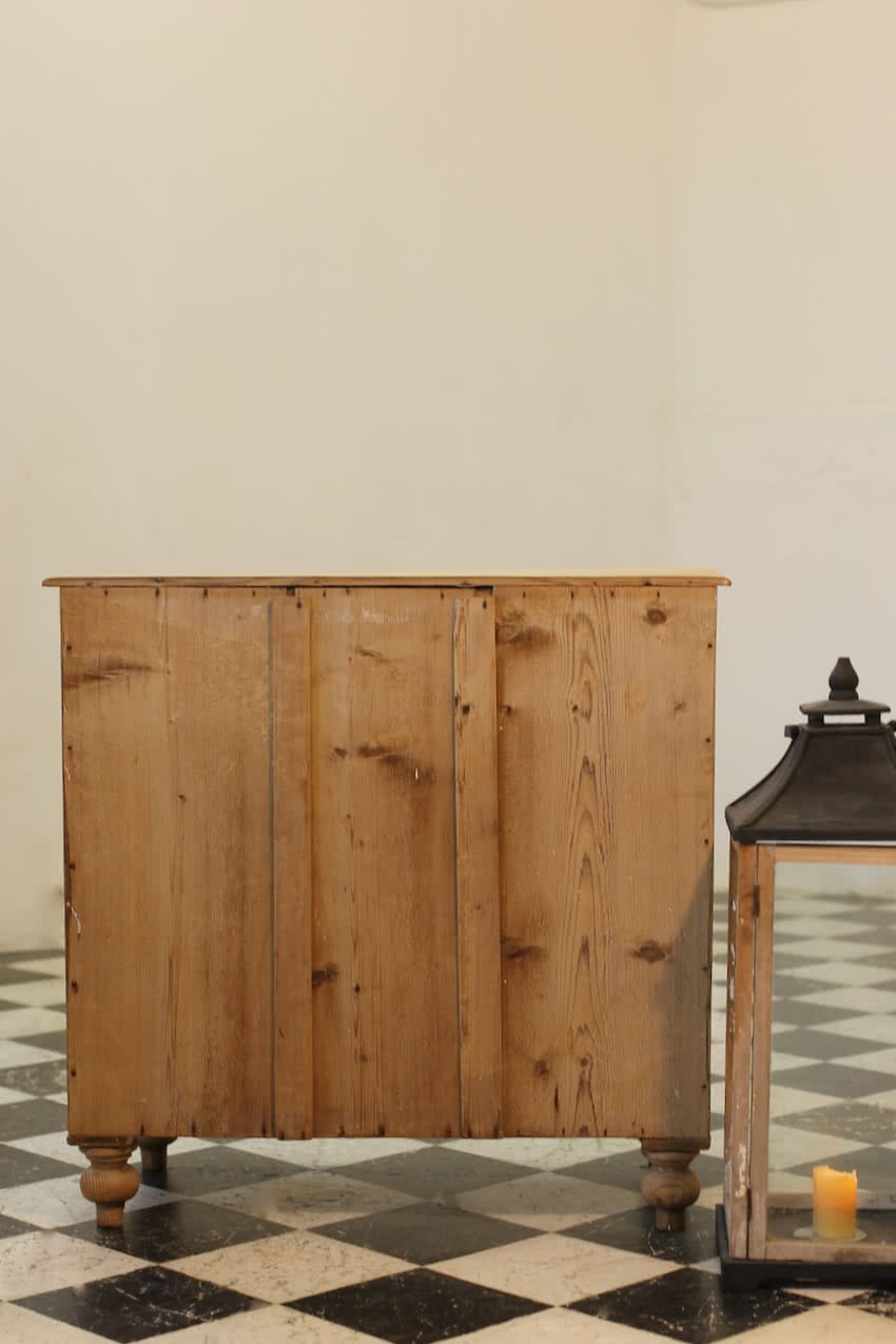 pretty rustic looking restored victorian pine chest with three graduating drawers, contrasting knobs & original turned feet.