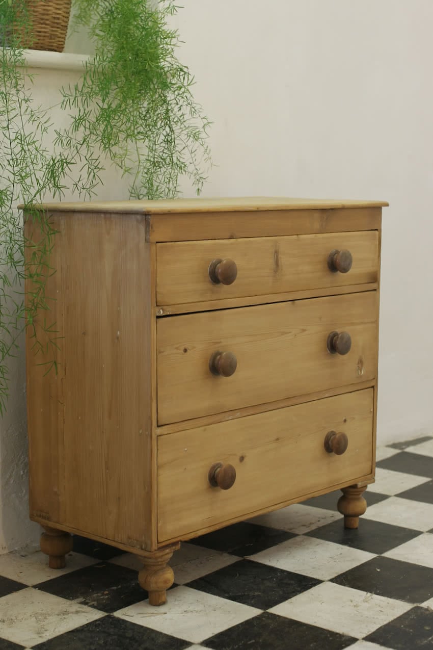 pretty rustic looking restored victorian pine chest with three graduating drawers, contrasting knobs & original turned feet.