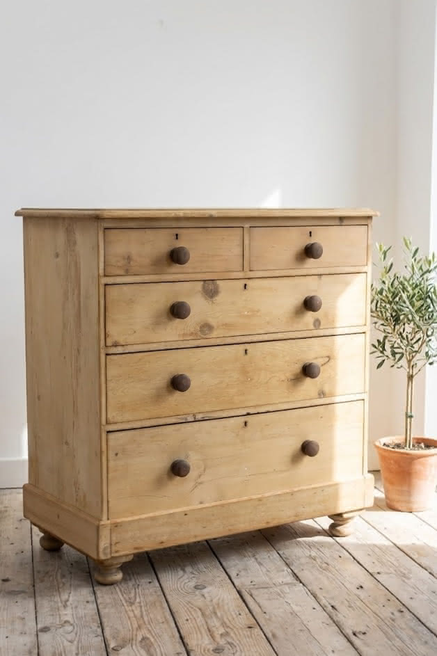 lovely looking rustic victorian pine large chest of five graduating deep drawer.s with wooden knobs and original round bun feet.