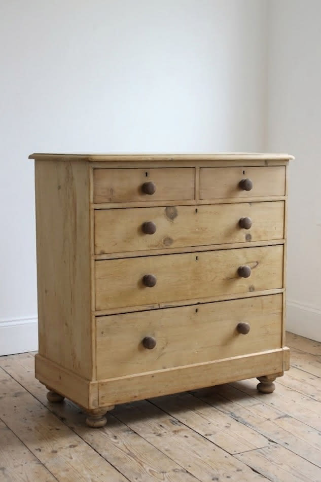 lovely looking rustic victorian pine large chest of five graduating deep drawer.s with wooden knobs and original round bun feet.