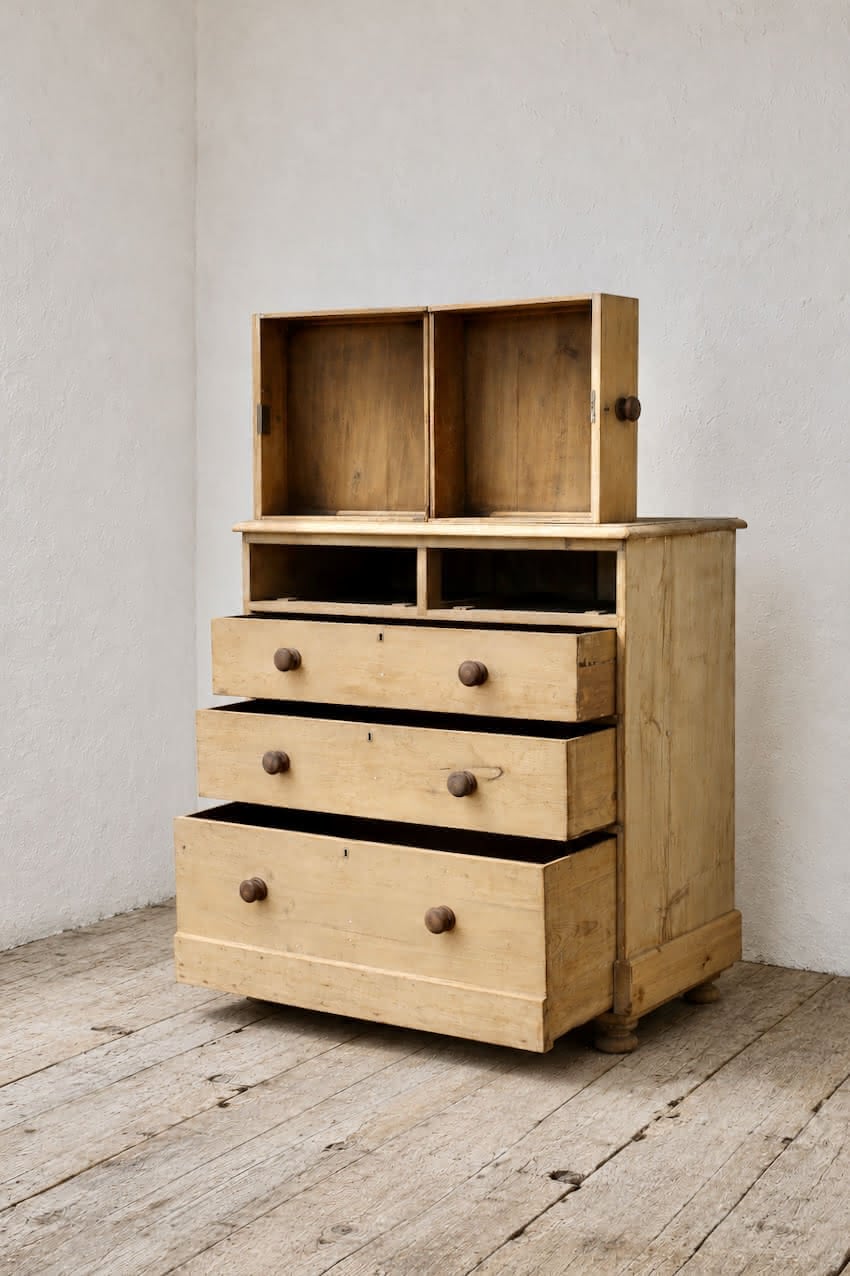 lovely looking rustic victorian pine large chest of five graduating deep drawer.s with wooden knobs and original round bun feet.