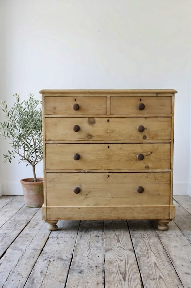 lovely looking rustic victorian pine large chest of five graduating deep drawer.s with wooden knobs and original round bun feet.