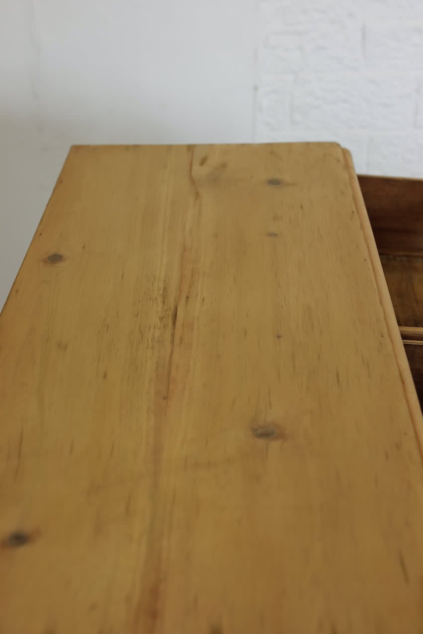 restored fine pine blonde victorian large chest of drawers with original wooden knobs and new turned tulip shaped feet.classic restored victorian pine four drawer chest with wooden knobs and new turned feet