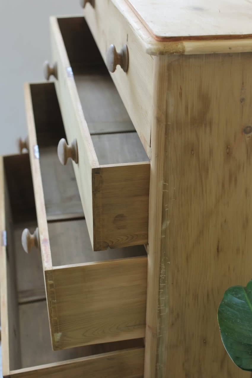 restored fine pine blonde victorian large chest of drawers with original wooden knobs and new turned tulip shaped feet.classic restored victorian pine four drawer chest with wooden knobs and new turned feet