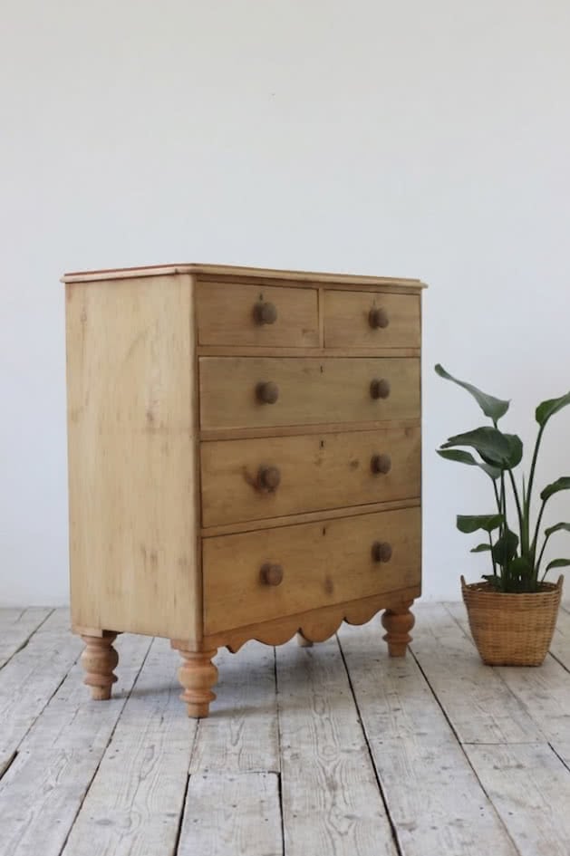 restored fine pine blonde victorian large chest of drawers with original wooden knobs and new turned tulip shaped feet.classic restored victorian pine four drawer chest with wooden knobs and new turned feet