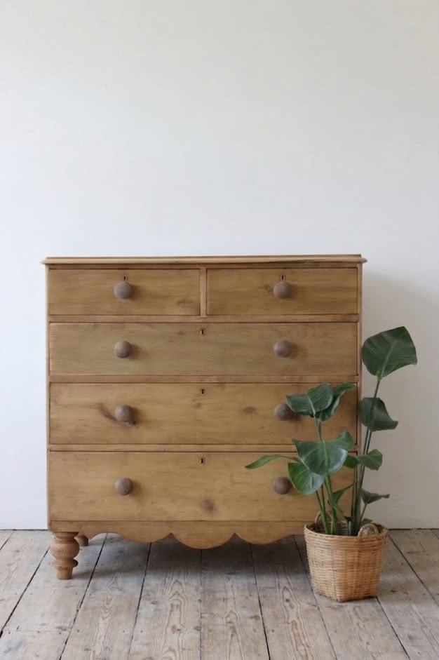 restored fine pine blonde victorian large chest of drawers with original wooden knobs and new turned tulip shaped feet.classic restored victorian pine four drawer chest with wooden knobs and new turned feet