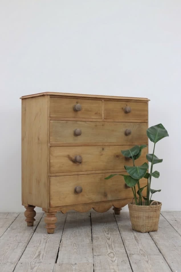 restored fine pine blonde victorian large chest of drawers with original wooden knobs and new turned tulip shaped feet.classic restored victorian pine four drawer chest with wooden knobs and new turned feet
