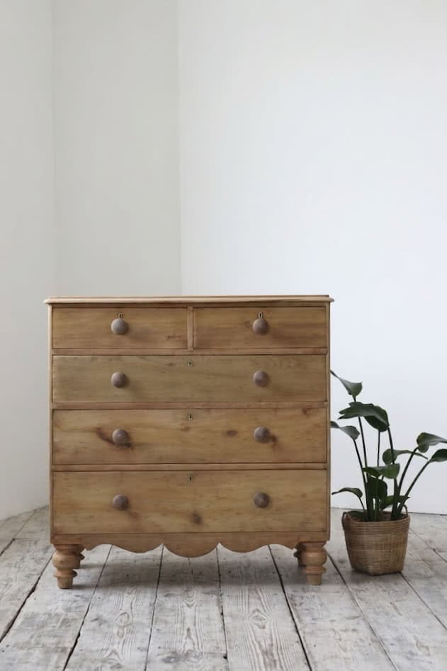 restored fine pine blonde victorian large chest of drawers with original wooden knobs and new turned tulip shaped feet.classic restored victorian pine four drawer chest with wooden knobs and new turned feet