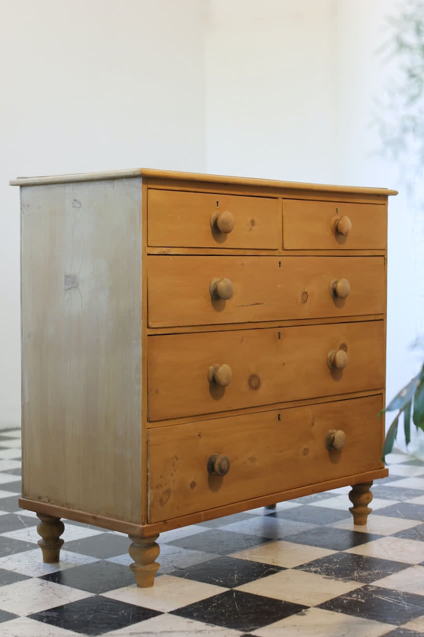 classic restored victorian pine chest of drawers with five graduating drawers, original wooden knobs & pretty turned feet.