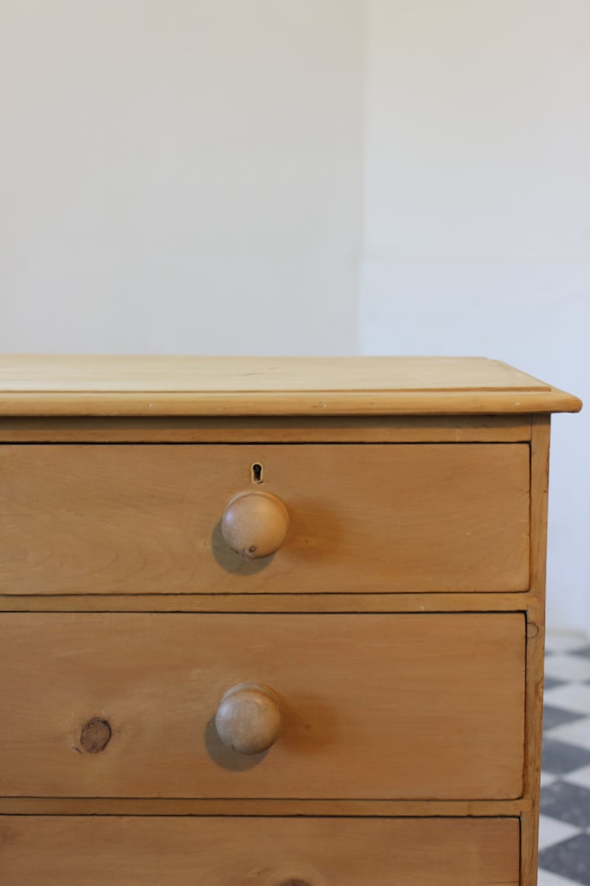 classic restored victorian pine chest of drawers with five graduating drawers, original wooden knobs & pretty turned feet.