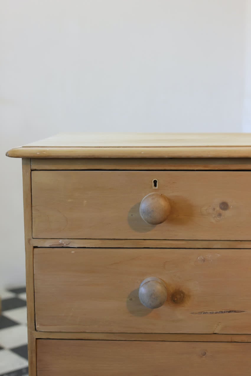 classic restored victorian pine chest of drawers with five graduating drawers, original wooden knobs & pretty turned feet.