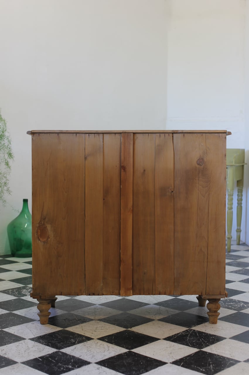 classic restored victorian pine chest of drawers with five graduating drawers, original wooden knobs & pretty turned feet.