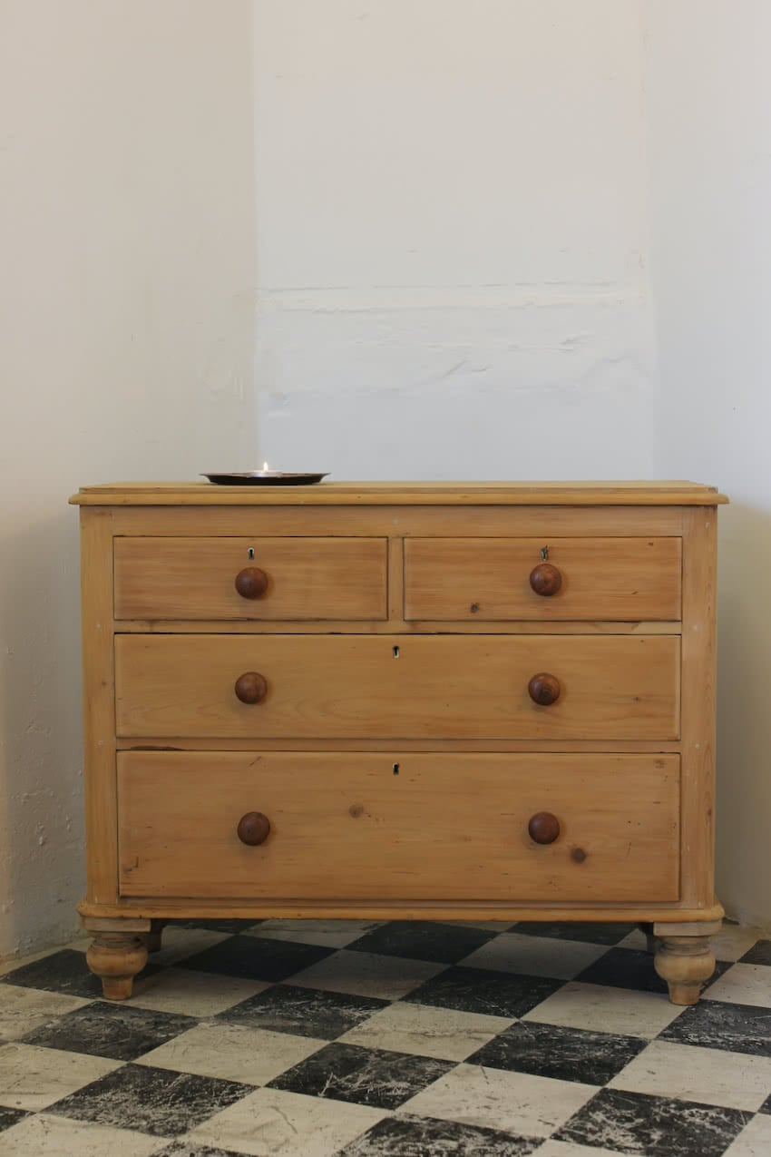 lovely pine chest with two short drawers over two long with, beautiful turned feet & contrasting wooden knobs.