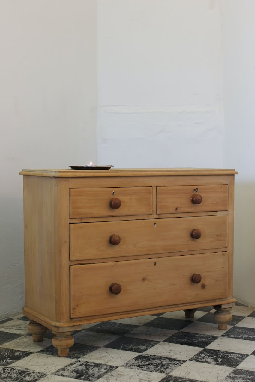 lovely pine chest with two short drawers over two long with, beautiful turned feet & contrasting wooden knobs.